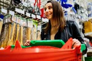 ING şi Auchan lansează plata prin RoPay la POS, prin scanarea unui cod QR